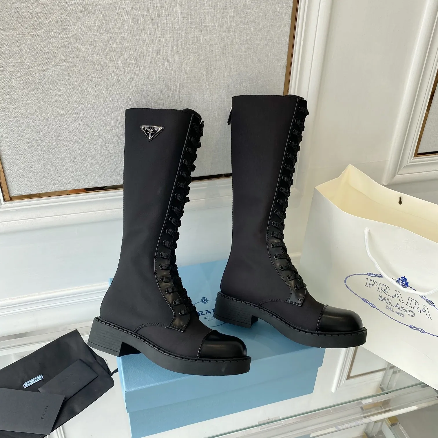 P560, the top level 🔝 2022 SSS re-recommends the new Pujia boots Pujia's early spring catwalk shows off the red models, which are the same as "Creating Dreams That Never Sleep". Prada can focus on the occasion and use them to create a fresh and new style with a touch of nobility. It feels so perfect on the feet 💃💃 Wear it with matching shoes ⁠ So elegant and generous, crystal clear, no matter the quality of the accessories, they are all the same ⁠Uniquely made to order, made from original to zero, the entire series is full of exciting and unexpected elements, different combinations The quality of the materials and the expression of the texture of the materials, with a strong artistic atmosphere, let you lead the ever-changing style of the Prada girl. 1⃣Face shoes: matte ⁠ smooth opening edge vermilion, 2⃣ lining: imported leather ⁠ sheep lining 3⃣ sole⁠ large: Italy⁠ large primary color⁠ original version 4⃣🔺 original 㸝 foot pads, digital women's 35M-40M